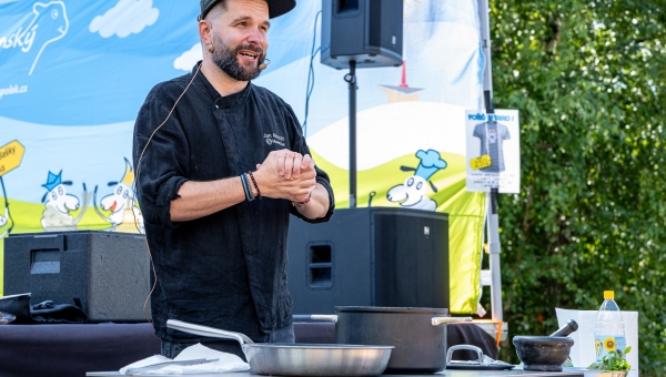 GulášFest 2025: Baška voněla gulášem, soutěžily týmy, vařil i vítěz MasterChefa